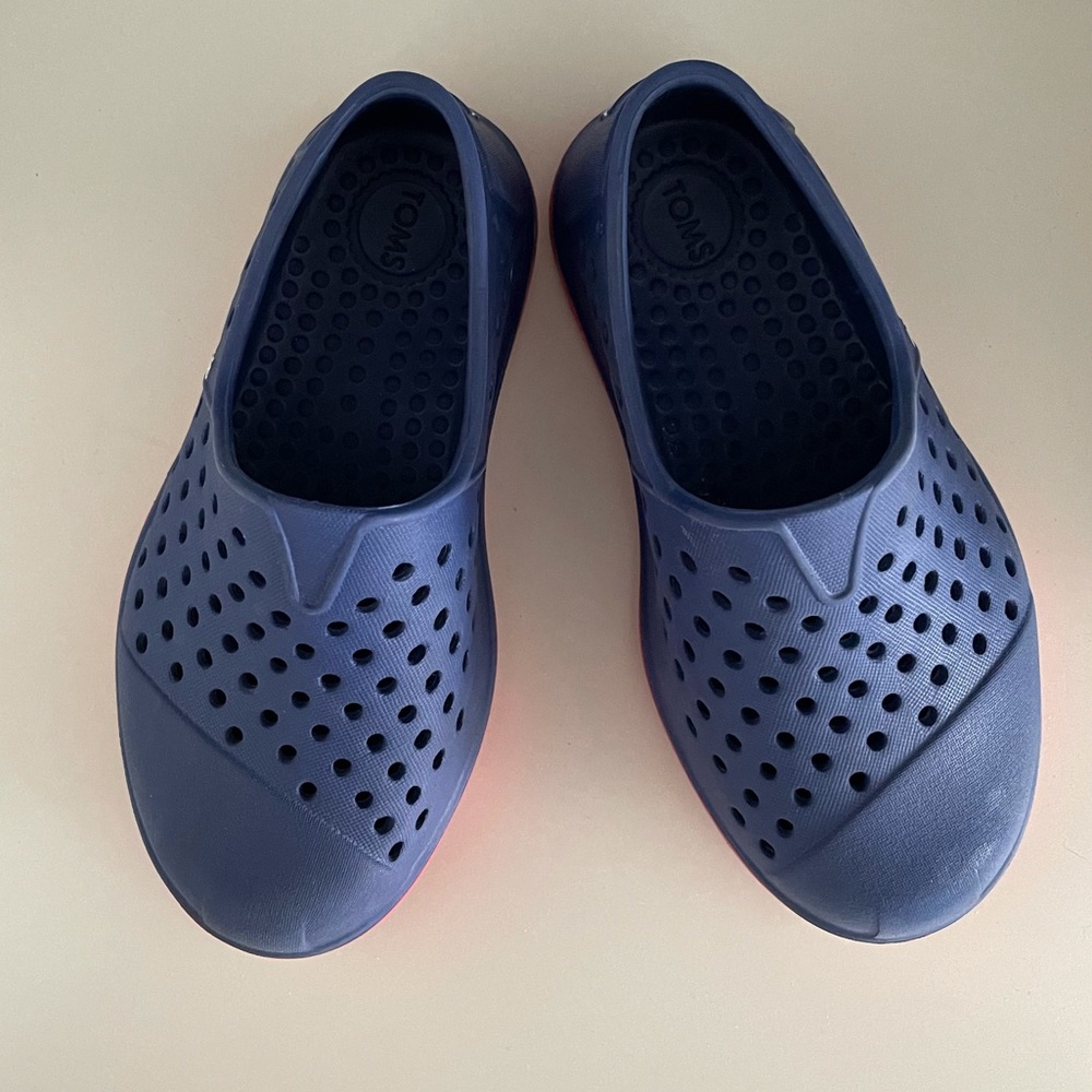 Toms water shoes child size 8